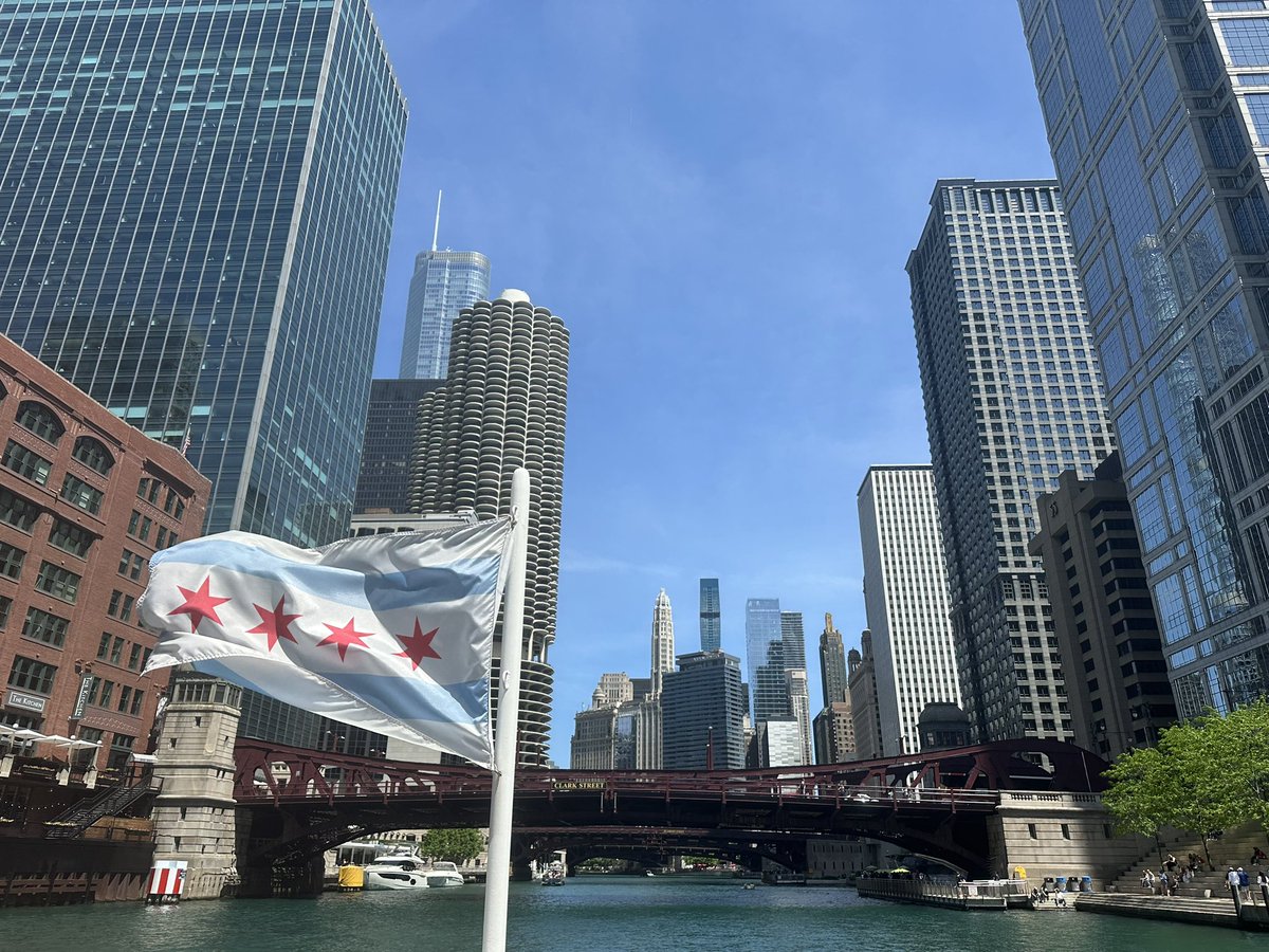 Incredible day to be on the Chicago River! #touristseason #hostesswiththemostess
