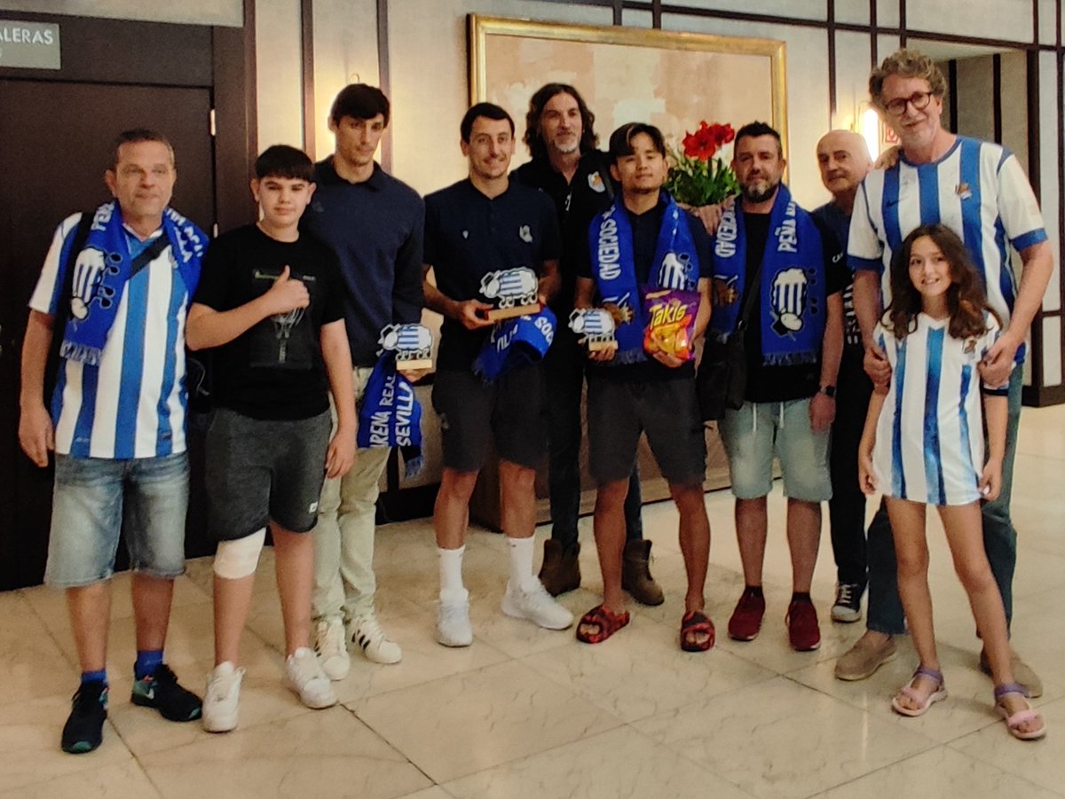Entrega de nuestro trofeo a Robin Le Normand, Take Kubo y <a href="/mikel10oyar/">Mikel Oyarzabal</a>.
Aupa <a href="/RealSociedad/">Real Sociedad Fútbol</a>!!!