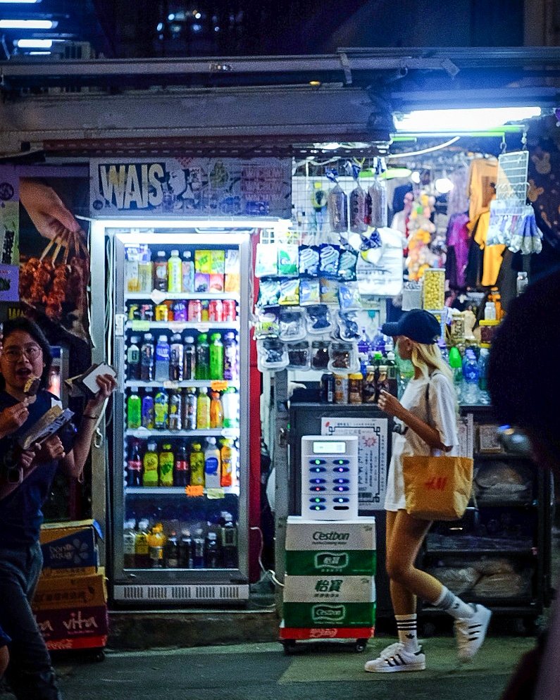 Jardine's Crescent....🚶🏼‍♀️🌙 #hkig #nightstore #streetphotography #hongkonglifestyle #nightshot #midnightstore #hkiger #ministore #streetwalker #under_the_sign_hongkong