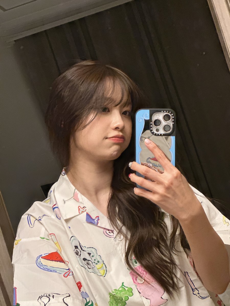 Chuu Weverse post Did you have a fun day today❤️ Rest well and sleep tight I hope tomorrow is a good day for you tooo💋🤤🫠🪄 While Kkotis have been working hard on whatever you’re up to I will also be back with bits of good welcome news soon 🌸 Dream of and think of me while