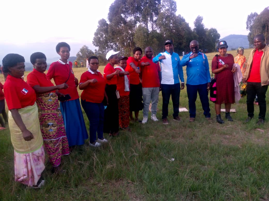 GakenkeRpf's tweet photo. Ubukangurambaga bwo kwegera abanyamuryango muri #Cyabingosector bwabimburiwe n'umukino w'umupira w'amaguru. Abanyamuryango bishimiye iyi gahunda. @rpfinkotanyi @wellgas @gahundemaurice @muka_vestine @ASebarinda @AimeNiyonsenga https://t.co/XgzsUa0nbB