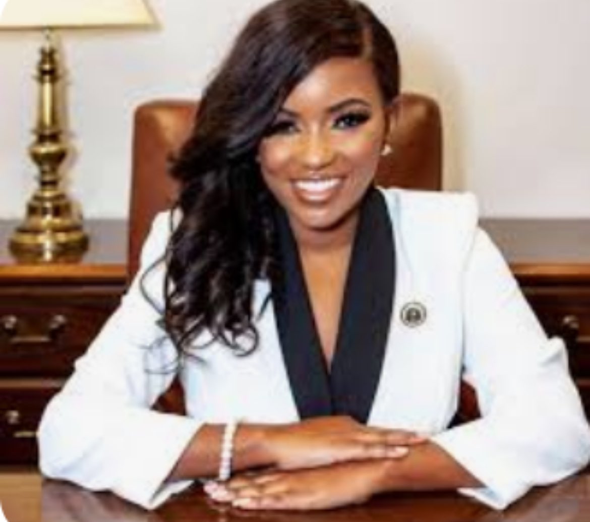 Rep. Jasmin Crockett is as intelligent as she is gorgeous. Drop a 💙 if you agree!
