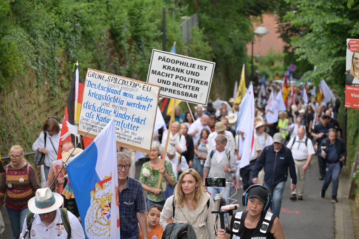 #Thread
In #NeustadtWeinstraße kamen heute max. 800 Corona-Rechte zu ihrer jährlichen betreuten Wanderung zum #HambacherSchloß in #Hambach zusammen. An die letzten Jahre konnten sie mit ihrer TN-Zahl nicht anknüpfen. Da waren es noch rund 2000 TN.
#nw1905
1)