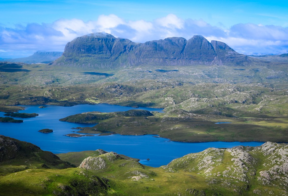 The fog lifted and this appeared.
#Scotland #Suilven