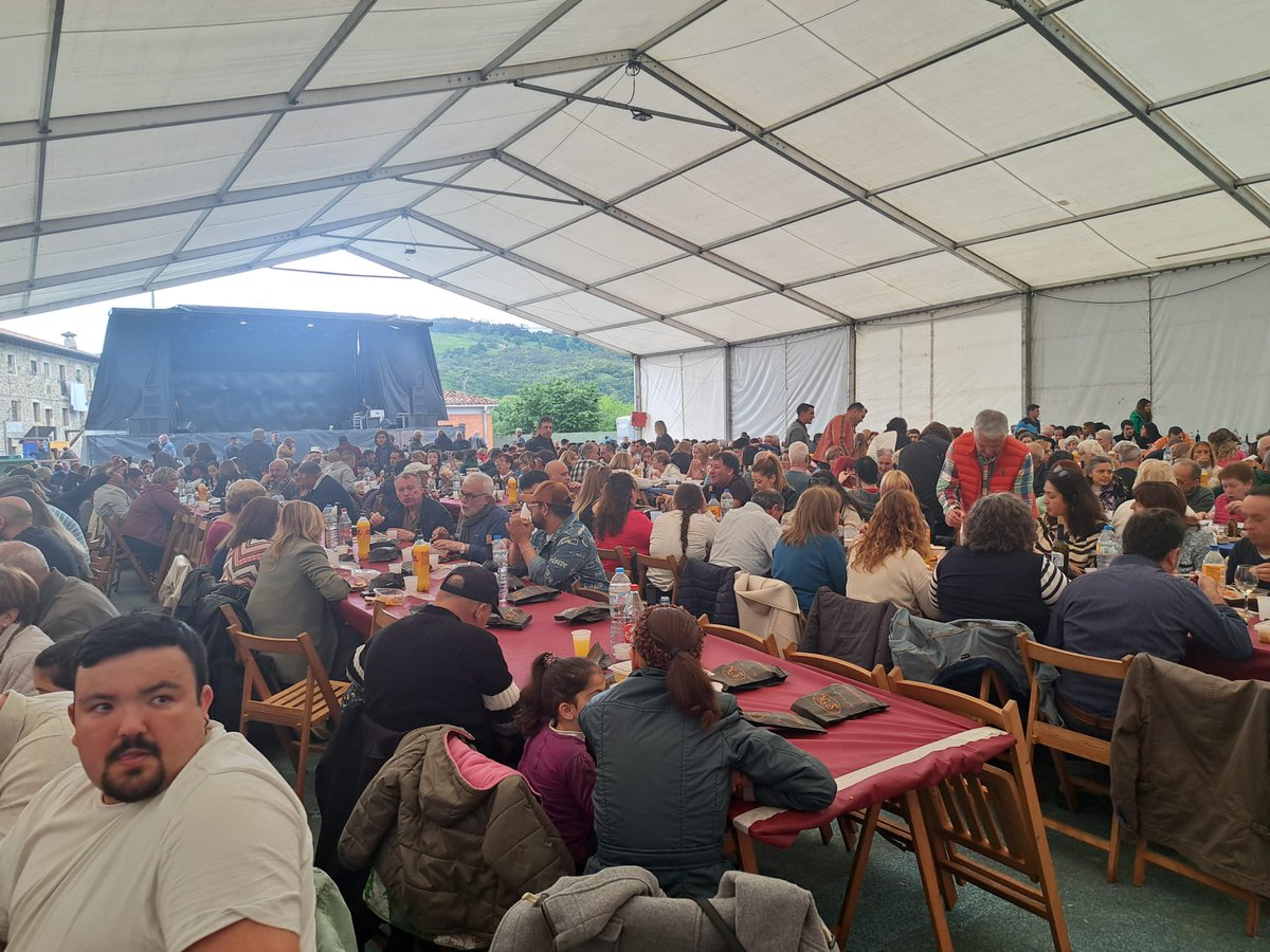 NoeliaCoboP's tweet photo. 🥘 Disfrutamos de la #tradicional 𝐩𝐚𝐞𝐥𝐥𝐚 en la pista de #Badames, en las fiestas de 𝐒𝐚𝐧 𝐈𝐬𝐢𝐝𝐫𝐨 2024 de #Voto. Un día de convivencia rodeada de vecinos y vecinas del Ayuntamiento y visitantes de la comarca 😋
#Voto #sanisidrolabrador2024 #Badames https://t.co/mqu6GDG3TM
