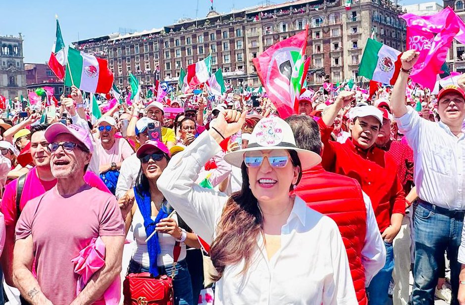 kenialopezr's tweet photo. Hoy el Zócalo se llenó de Mujeres, Hombres, Niños, Jóvenes y Adultos Mayores LIBRES.

Llegamos sin camiones, sin acarreo, sin amenazas, sin pase de lista.

Llegamos con el corazón lleno de felicidad y esperanza.

Llegamos PANISTAS, PRIÍSTAS, PERREDISTAS Y CIUDADANOS todos a acompañar a @XochitlGalvez y a @STaboadaMx.

Vamos a ganar y todo México lo sabe: