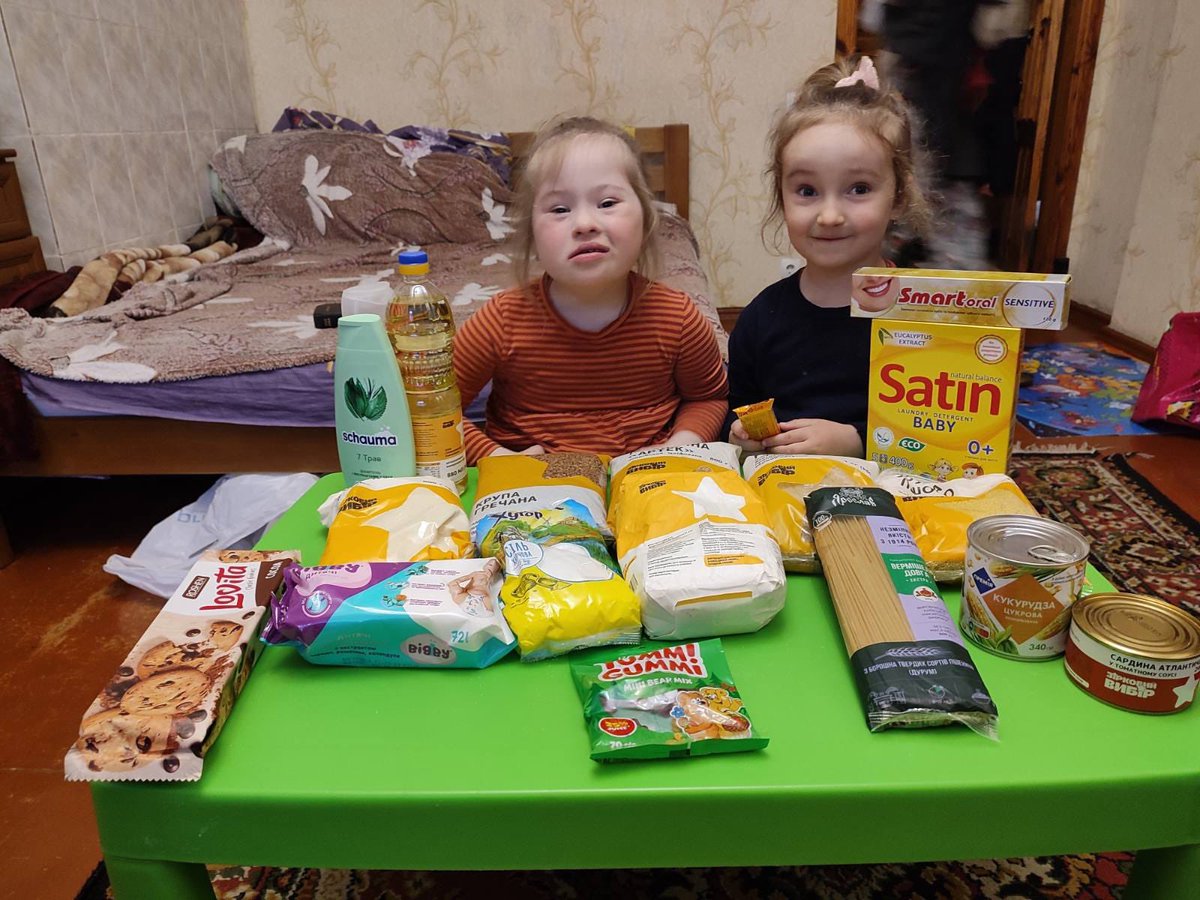 Dave, Kyle and Phil delivered essential aid to a charity in Zhytomyr that supports dozens of children with Down syndrome. Huge thanks to Svetlana for organising a store discount for the supplies! 🇬🇧🤝🇺🇦 Support our work: crowdfunder.co.uk/p/vans-without…