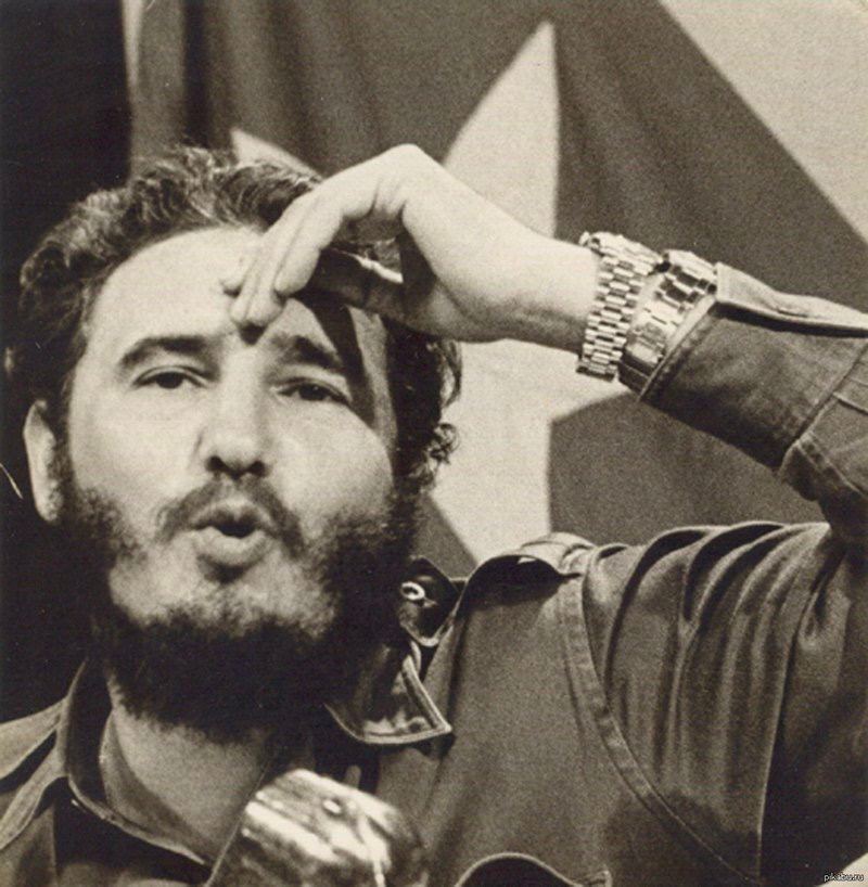 Fidel Castro se dvěma hodinkami Rolex. Pryč s kapitalismem! Kuba, 70. léta 20. století.