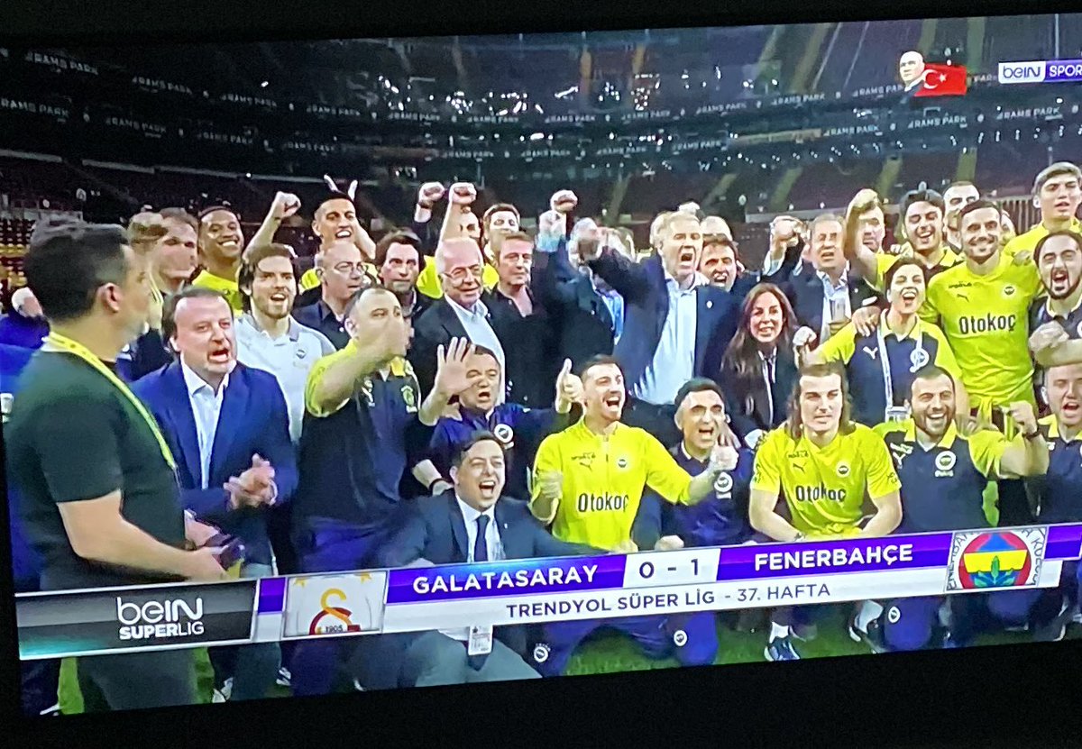 Fenerbahceli oyuncular Ali Koc onderliginde tekrar sahaya girip galibiyeti kutladi.