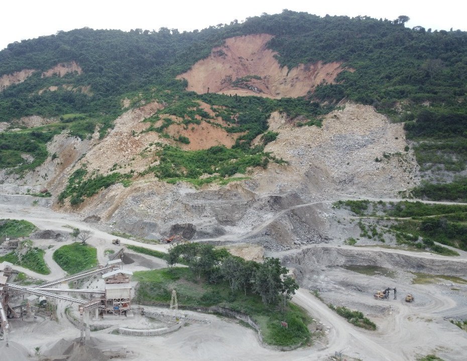 Cerros pelados. Sigue la explotación de canteras y deforestación a lo largo de la vía a la Costa, #Guayaquil. Áreas que antes eran verdes hoy son grises. No hay control ambiental.
