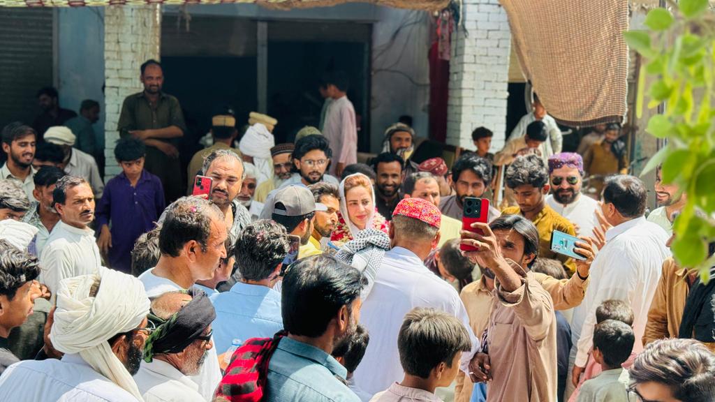 Glory to my Lord! The people in my constituency that I have encountered have been incredibly kind. There were many individuals gathered in the 40 degree heat. I spent the entire day there today, in spite of the extreme heat, to give my thanks and happiness to the courageous