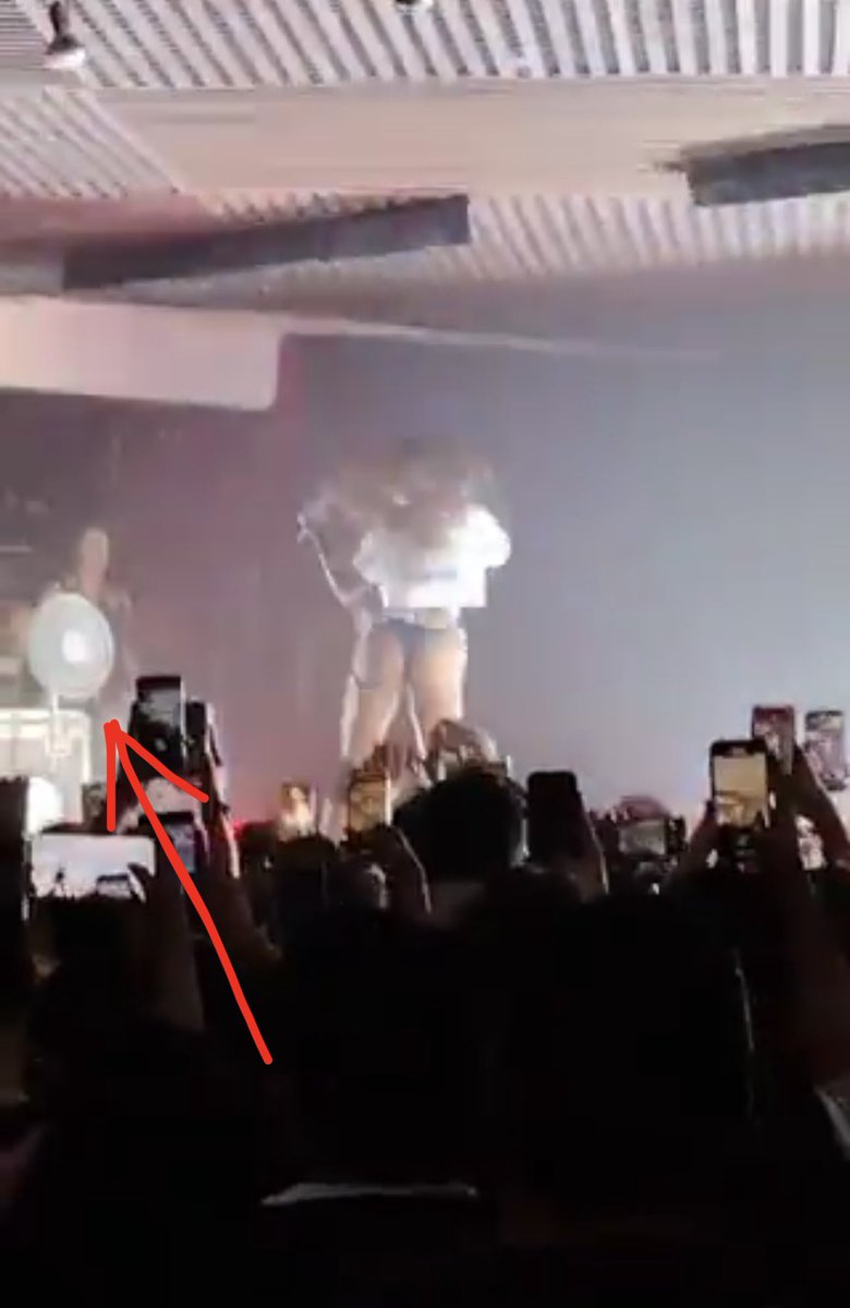 O VENTILADOR NA TOUR DA CUNITTA KKKKKKKKKKKKKKKKKKKK EU VOU DESMAIAAAAARRRR