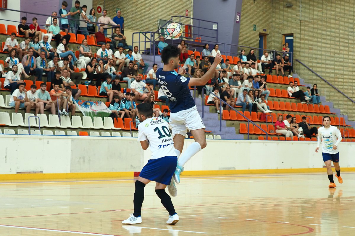 🦁 Os dejamos las mejores fotos bajo el objetivo de @bestphotosoccer del primer partido de play off disputado en La Salobreja ante Zambú. #CorazóndeLeón 💙