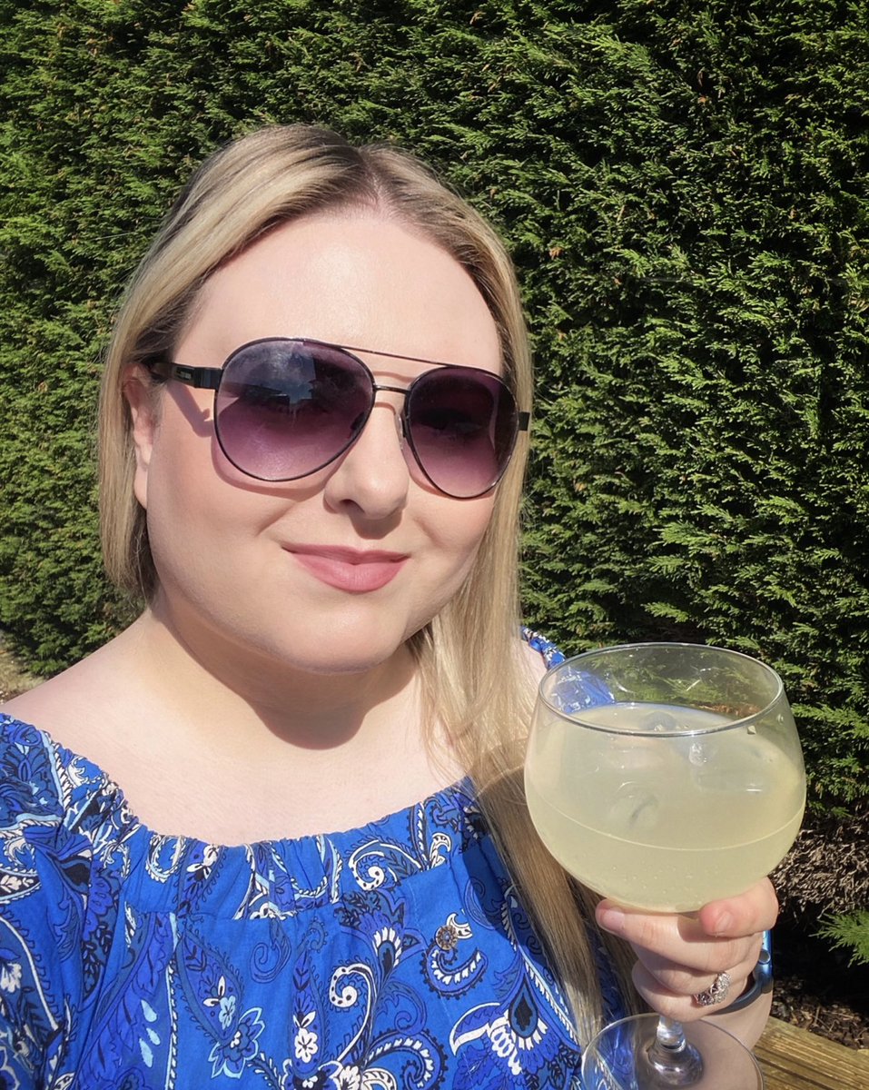 robynbeck06's tweet image. Perfect BBQ on a hot Sunday, with a glass of refreshing Sicilian lemonade tonic ☀️👌🏻😋🔥🍗🍔 #bbq #fevertreetonic #sicilianlemonade