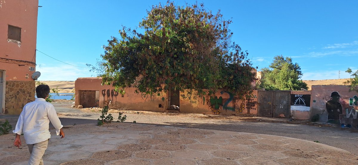 Visita a #Caritas en #Elaaiun impresionante la labor del voluntariado en el acompañamiento socio sanitario. Aproveche para visitar #CasaEspaña y soñar posibilidades de colaborar. No me pude resistir a ver las, ahora  ruinas, de lo que fue la sede de <a href="/eccaedu/">ecca.edu</a> #RadioEcca allí.