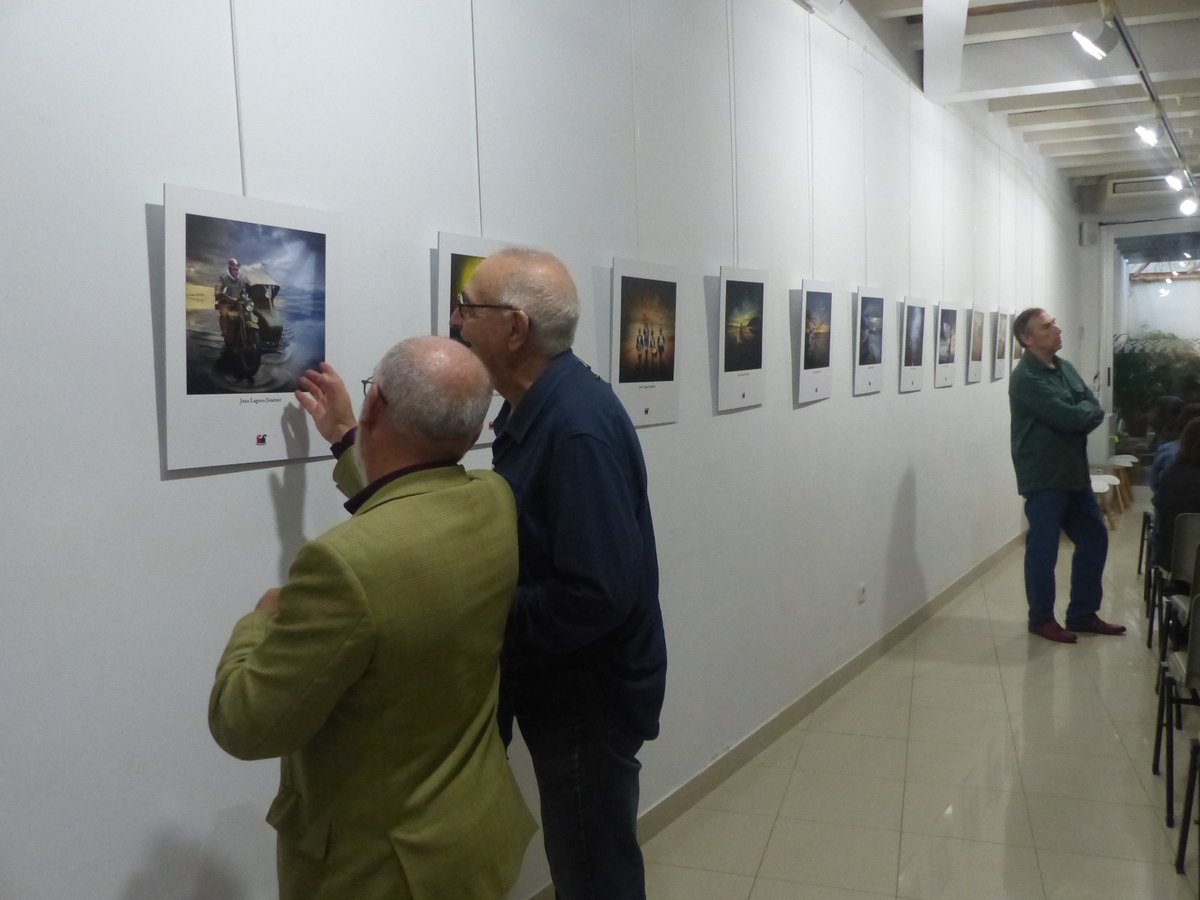Sitges es vesteix de gala per donar la benvinguda a una nova edició del Fotomaig amb diverses exposicions: ▶️Grup d'Estudis Sitgetans ▶️Estudi Vidal ▶️Miramar ▶️Biblioteca Santiago Rusiñol ▶️Nàutic ▶️Prado ▶️Retiro ▶️Hospital ▶️Ave Maria ▶️Mercat ▶️UE Sitges ▶️Comerços