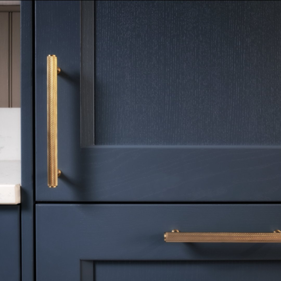 Exquisite architectural hardware & ironmongery designed & manufactured entirely in the UK from Alexander and Wilks. Cabinet hardware and door levers in a variety of sizes & finishes for a cohesive design. 
daro.com/shopby/brands-…
 #kitchendecor #kitchendesign #kitchenessentials