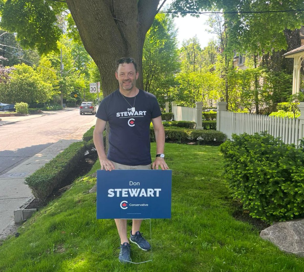 The race is on. Toronto—St. Paul's has the chance to tell the country how we are doing. Are we on the right track or is it time for change? It is up to you. Thank you volunteers and @MelissaLantsman for your help this morning! #votedonstewart