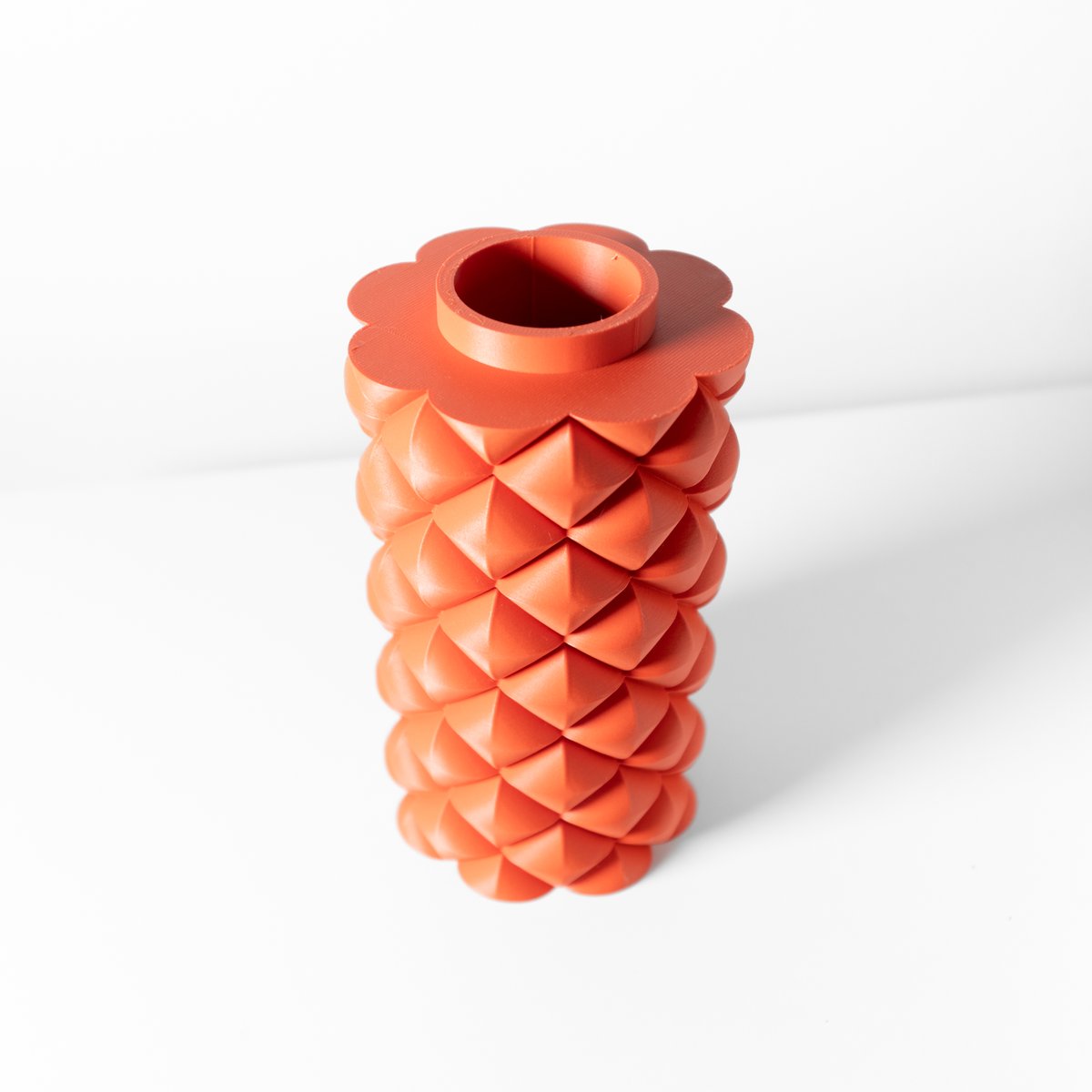 The Kani Vase, 3D Printed by Terra de Verdant.    

Free  STL download and commercial license available at @Thangs3D: than.gs/m/1059352 

Explore our profile on Thangs for a wide range of home decor items including planters, vases, pen holders, and more!