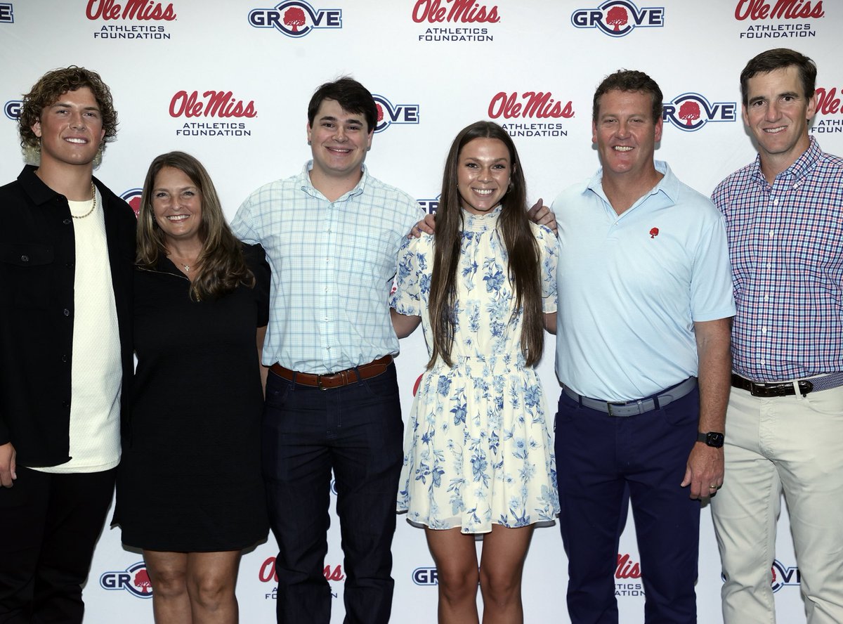 Thanks to our ⁦@grovecollectnil⁩ staff, ⁦@McLaughlin_OMAF⁩, ⁦@OleMissAF⁩ and ⁦@RiverlandRoofs⁩ for a memorable evening. ⁦@EliManning⁩ and ⁦@JaxsonDart⁩ were awesome and a special cameo from ⁦@Lane_Kiffin⁩. #OnlyInTheSip