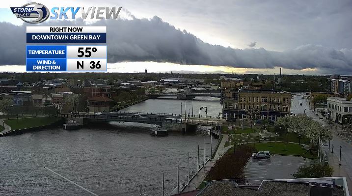 Looks like we are getting a nice roll cloud over Manitowoc.
