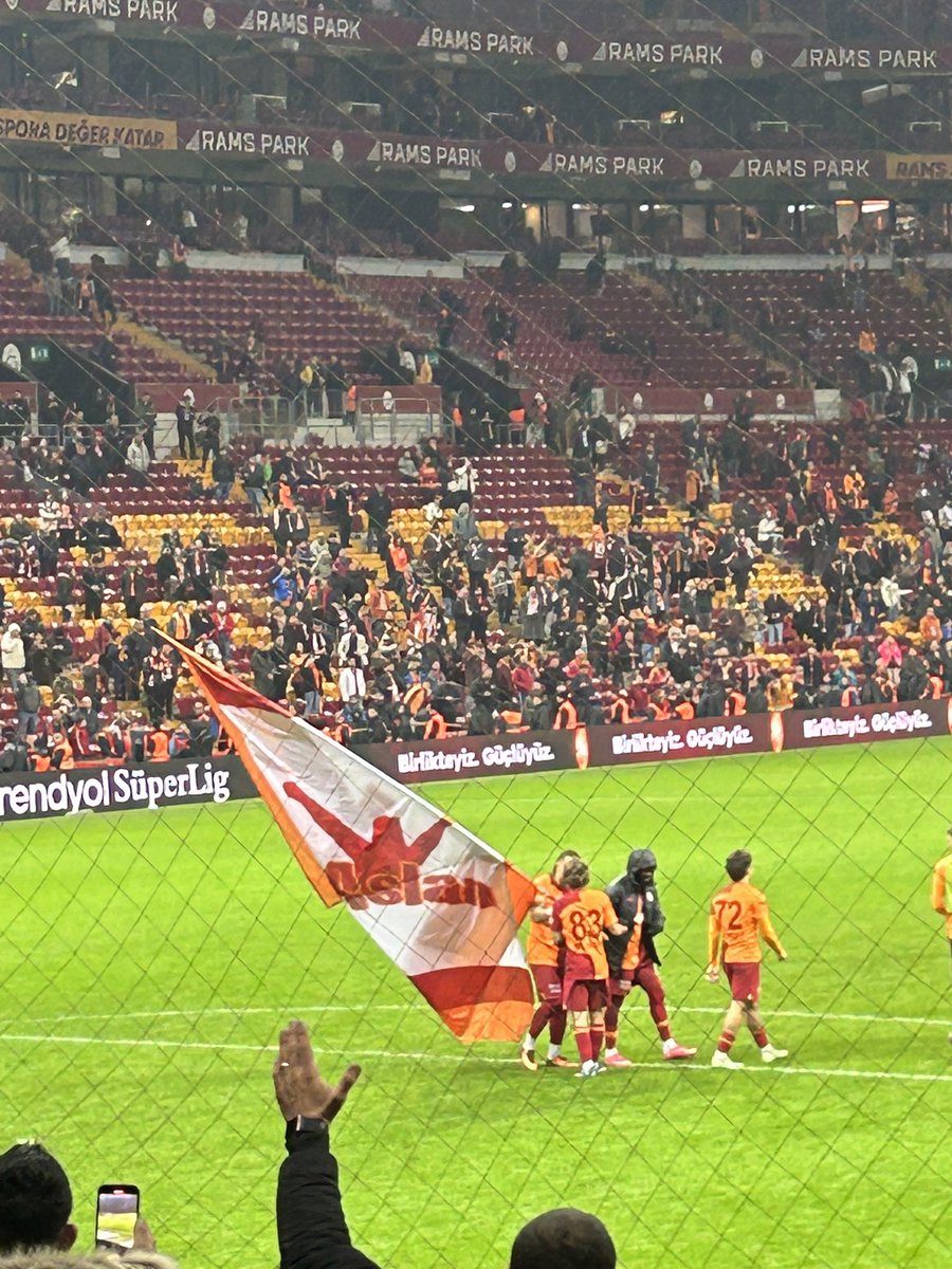 serifbedirhan2's tweet photo. Her maç tribünde değilde evde kahvede izleyenler taraftar oluyorsa öncelik onlara veriliyorsa bu saaten sonra söylenecek tek kelime bile kalmıyor. İyi geceler o zaman ❤️💛 https://t.co/rhbXavtFIS