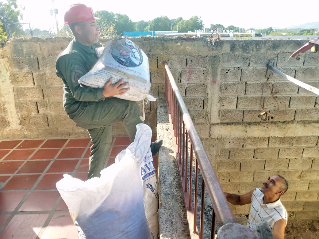 🪖La #FANB en el marco de la nueva etapa con las Bricomiles, efectuó abordaje a la U.E.B. 'Maria Magdalena', ubicada en la Población de Macuro, Parroquia Hugo Chávez Frías, municipio Valdez del estado #Sucre, para la rehabilitación de sus instalaciones. #BricomilesEnAcción