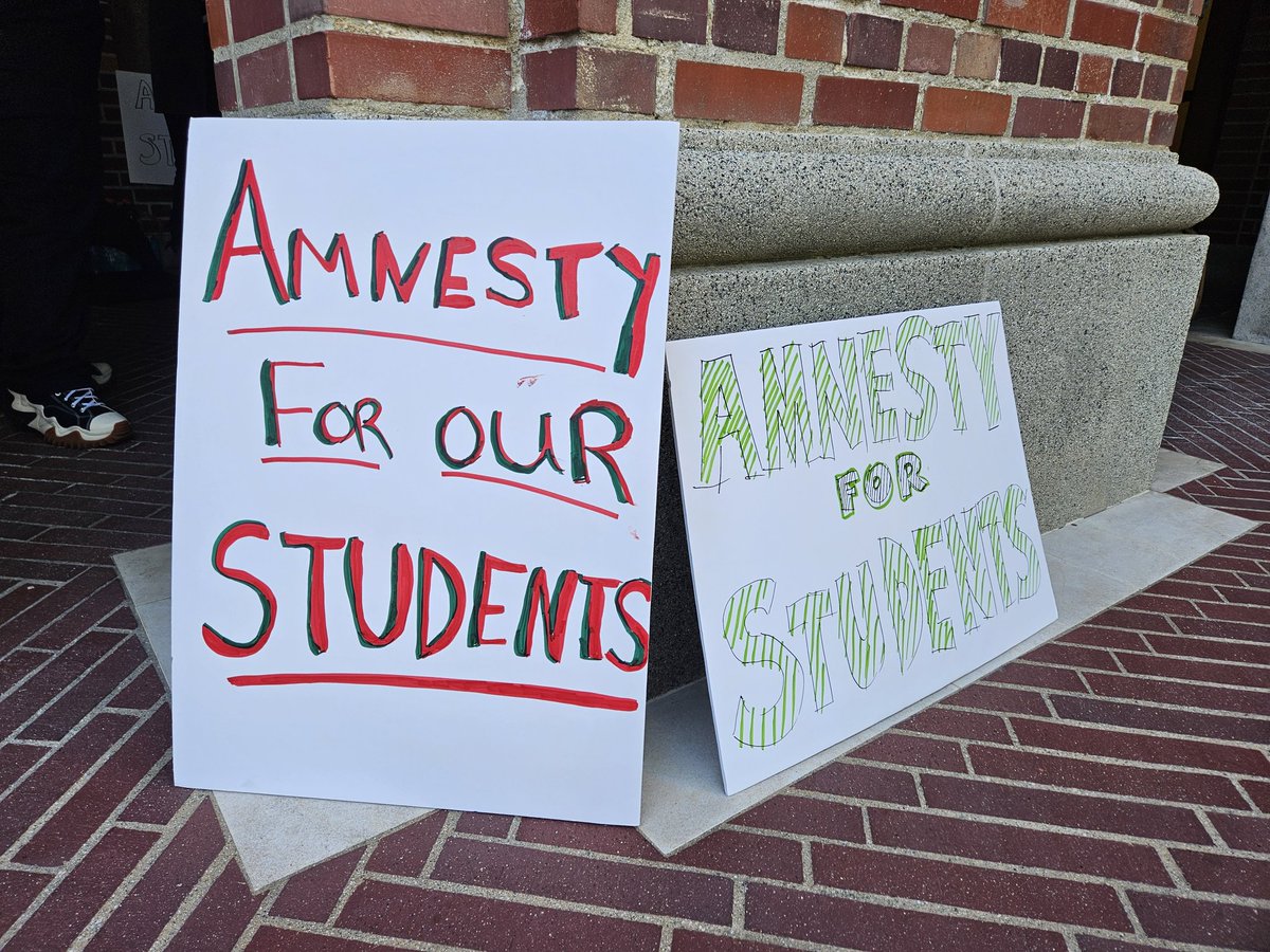 USC faculty is gathered outside Bovard, where a delegation is inside negotiating w Folt &amp; Guzman urging they drop disciplinary action against student protesters.
Here w <a href="/ZainShafiKhan/">Zain Khan</a> <a href="/USCAnnenberg/">USC Annenberg</a>