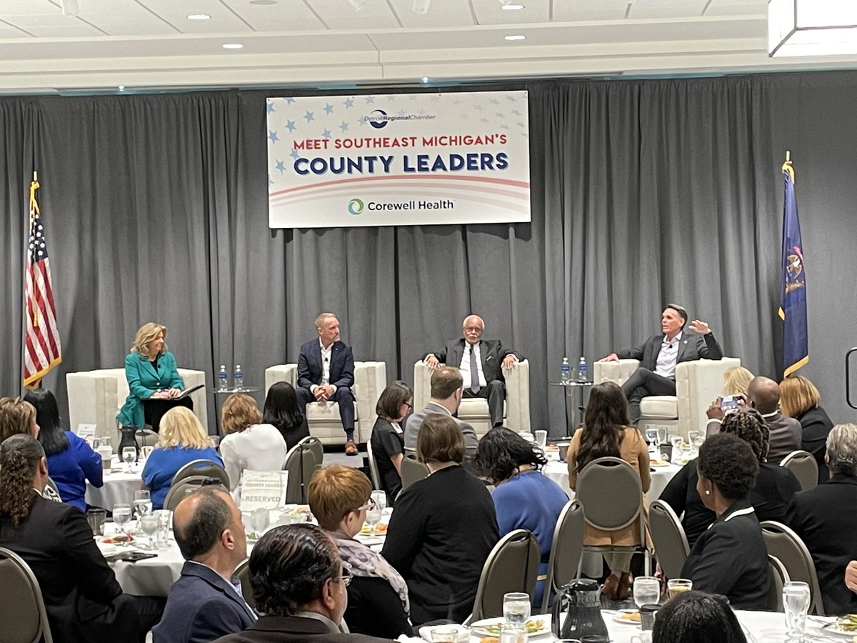 #OaklandCounty is stronger when we think regionally. Happy to join my colleagues @CountyExecEvans of @waynecountymi & #MacombCounty Executive @MarkHackel to discuss how to make Southeast Michigan a national and global force during @DetroitChamber’s “Big 3” gathering today! -Dave