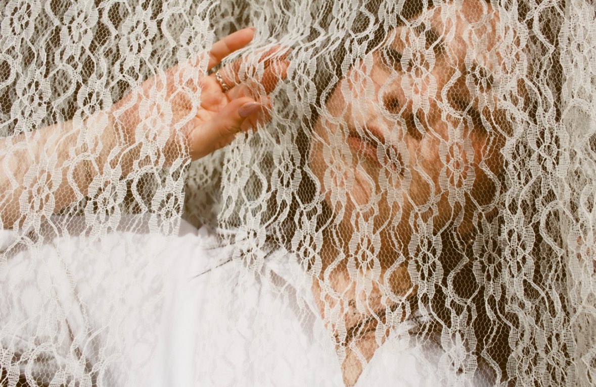 Bebés, tal vez no lo sepan, pero uno de los videos más populares en mi canal de YouTube es el lyric video de “Todo Pasa”. A través de los comentarios que dejan allí, he descubierto que esta canción les acompaña en momentos en que se sienten abrumados. Inspirada por sus palabras,