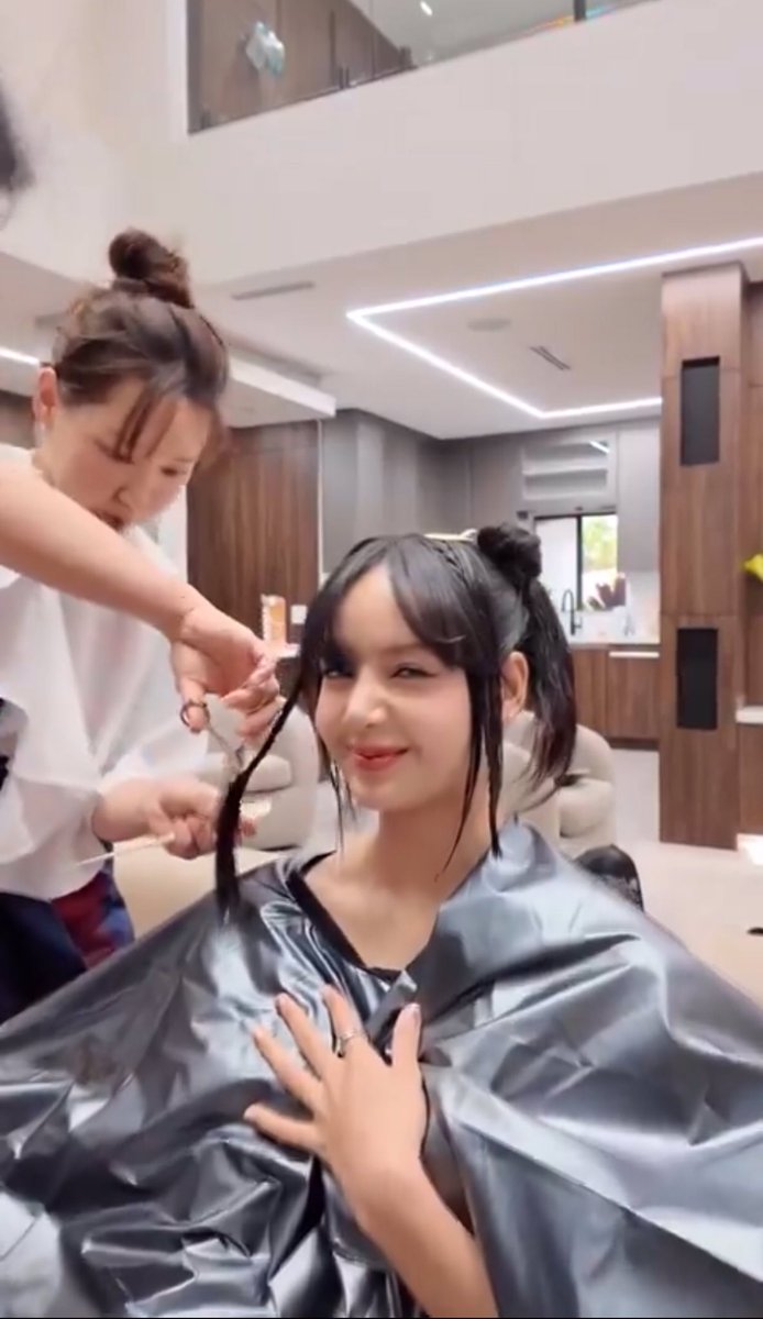 These F kimchi hairstyle really loves cutting  her hair everytime😡