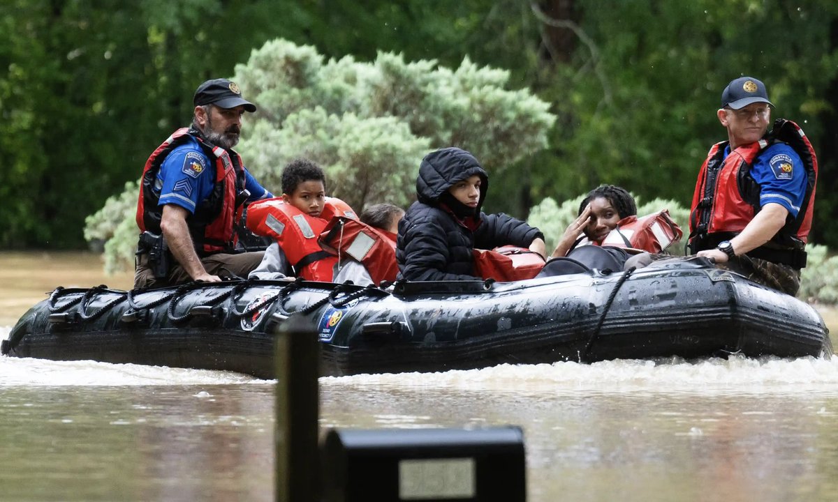 Baby2Baby is sending over 80,000 critical items to children impacted by severe flooding in the Houston, Texas area following days of heavy rainfall. Please donate and help us continue providing emergency supplies to families in need. bit.ly/B2BDisasterRel… 📸: Jason Fochtman/AP