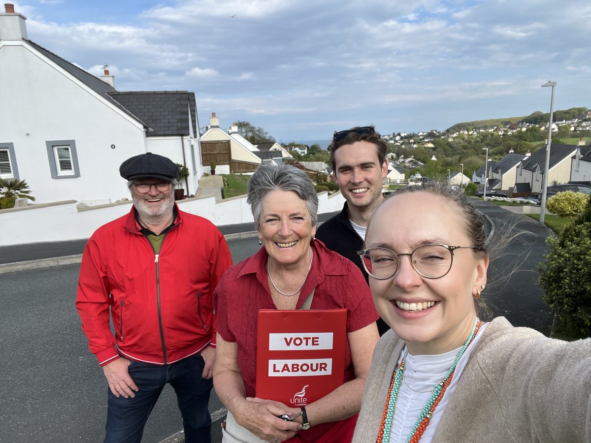 A big bank holiday weekend out on the #Labourdoorstep was finished off in Saundersfoot. Really positive sessions with lots of life long Tory voters switching to @UKLabour. Bring on the #GeneralElection!