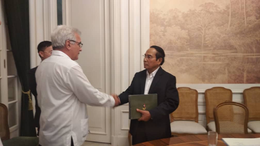 Recibe el #CentroFidelCastroRuz al vicepresidente de la República Democrática Popular Lao, Bounthong Chitmany.