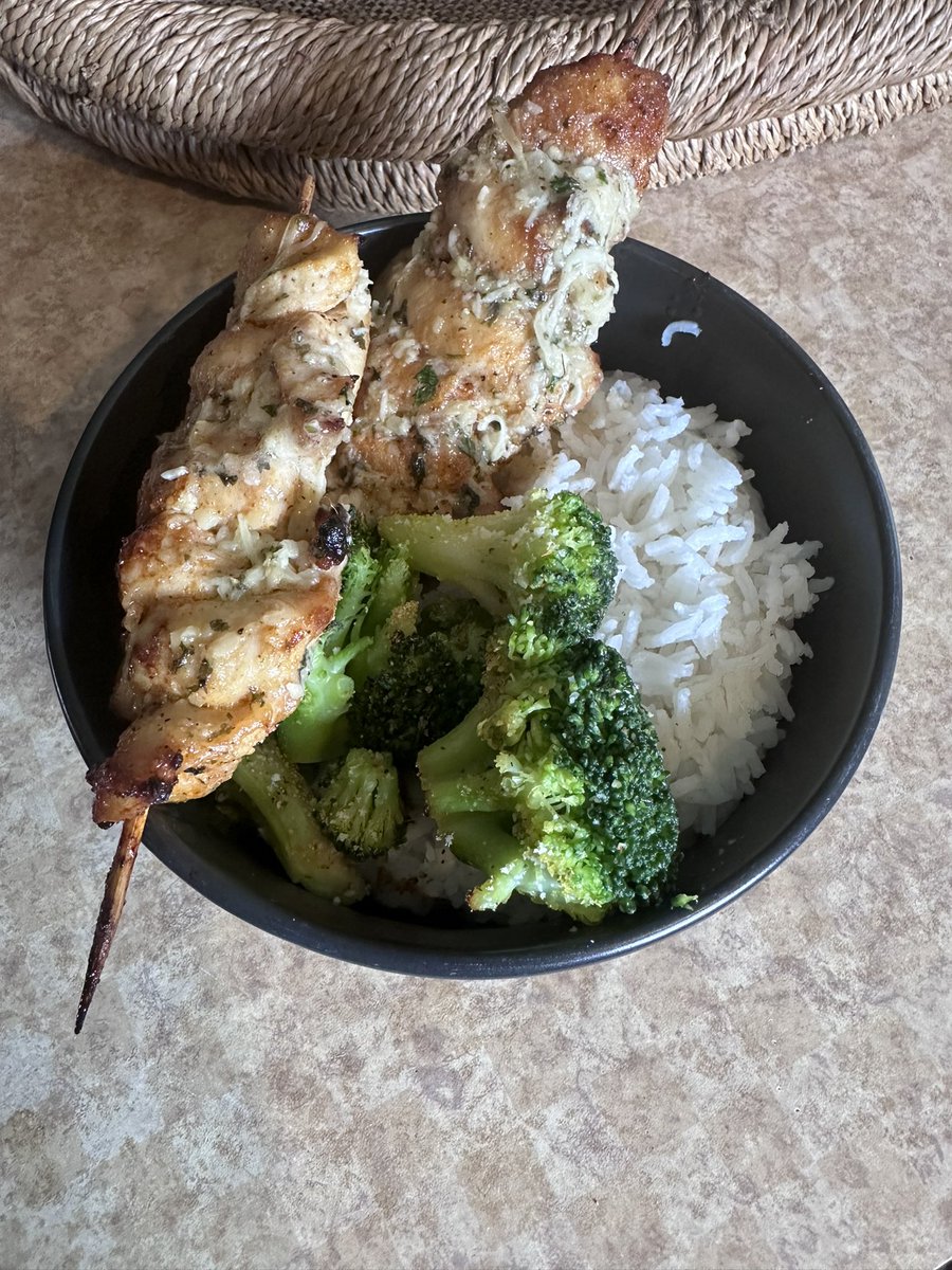 Lanay143's tweet photo. Garlic Parmesan Chicken Kabobs, Air Fried Broccoli with Jasmine Rice…Dinner is served!! #tuesdaydinner #TacoTuesday #dinnerisserved https://t.co/cG5VDZBOsq