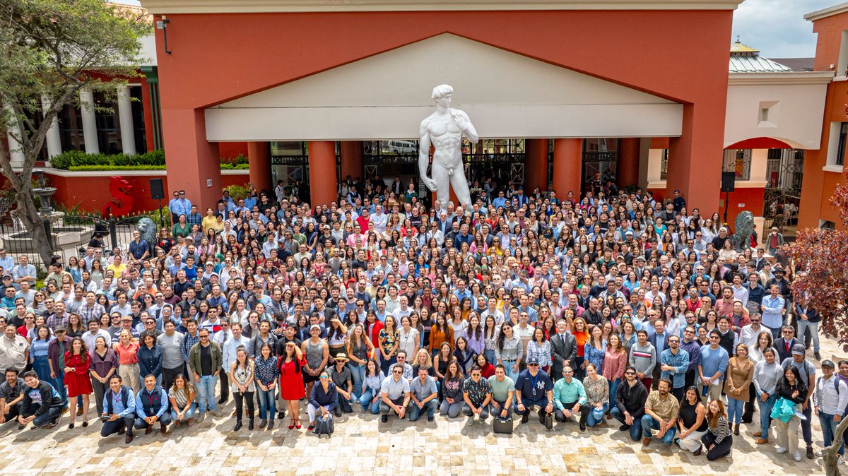 Hoy es un día especial para la comunidad #USFQ 🐉 Carlos Montúfar develó la réplica de un monumento histórico, El David de Miguel Ángel, como un homenaje al espíritu de las Artes Liberales, y un tributo a Santiago Gangotena, fundador de la USFQ. #USFQ #USFQArtesLiberales