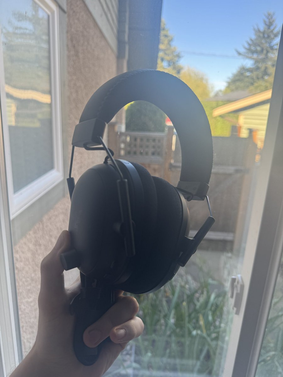 Really enjoyed using the new @Razer Black Shark V2 Pro headset. It's very comfortable and I liked that it's wireless. I was using the tuned audio profile for Apex Legends so I wouldn't miss a footstep. You can even use it very easily on your phone!