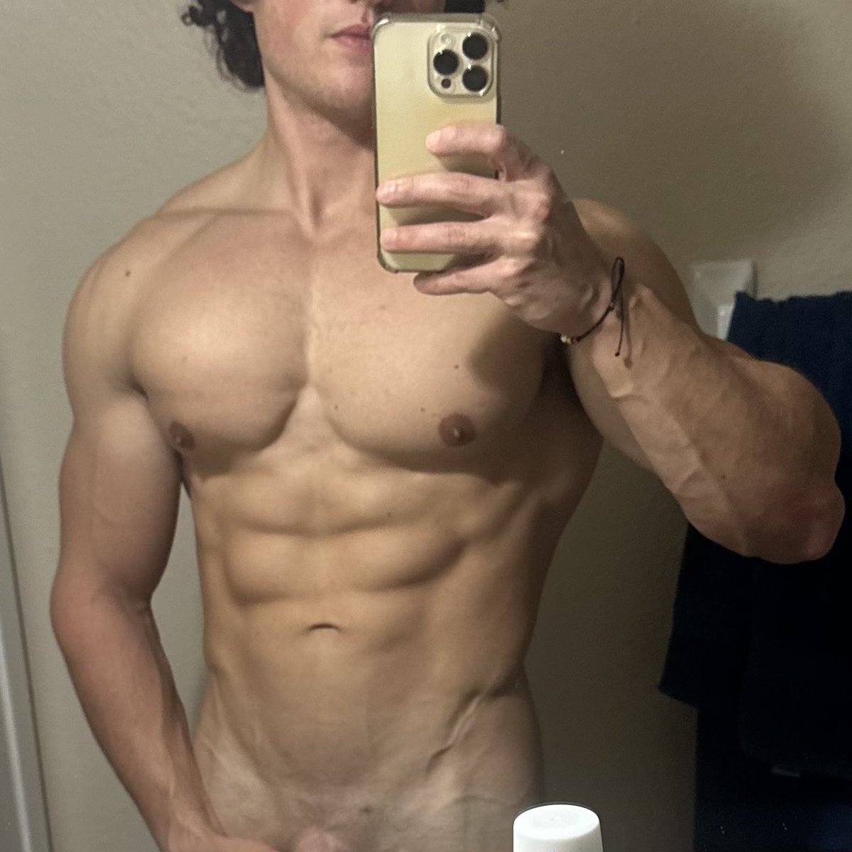 Hey guys, just a heads up. Tonight i’m doing a live stream at 8:45pm EDT.  on All American Guys’ Onlyfans page. The link is: Onlyfans.com/allamericanguys
Come stop by if you can.  🔥 Look how shredded I am!