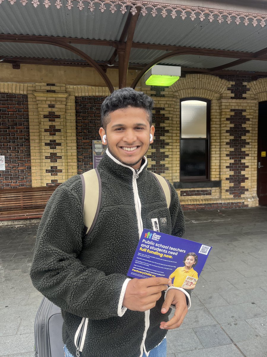 Up bright and early talking to Geelong commuters about public school funding. Teachers, parents & community members agree that our kids in public schools deserve the best start in life. @AlboMP no more delays, full funding now! #auspol #springst