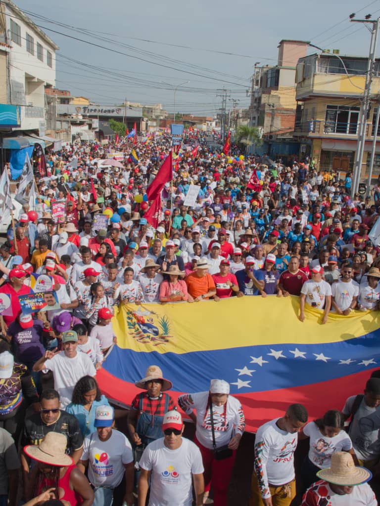 Pasamos por aquí para dejarles estas hermosas imágenes de la movilización del pueblo en contra del bloqueo y las sanciones en #Higuerote, estado Miranda. #MovilizadosPorVenezuela