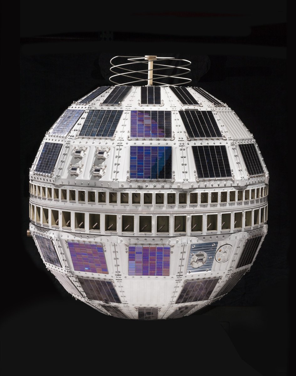 #OTD in 1963, communications satellite Telstar 2 launched on a Delta B rocket. It also carried an experiment to measure energetic proton and electron distribution in the Van Allen belts. The Telstar in our collection was a backup for Telstar 1 and 2: s.si.edu/3rEYOIU