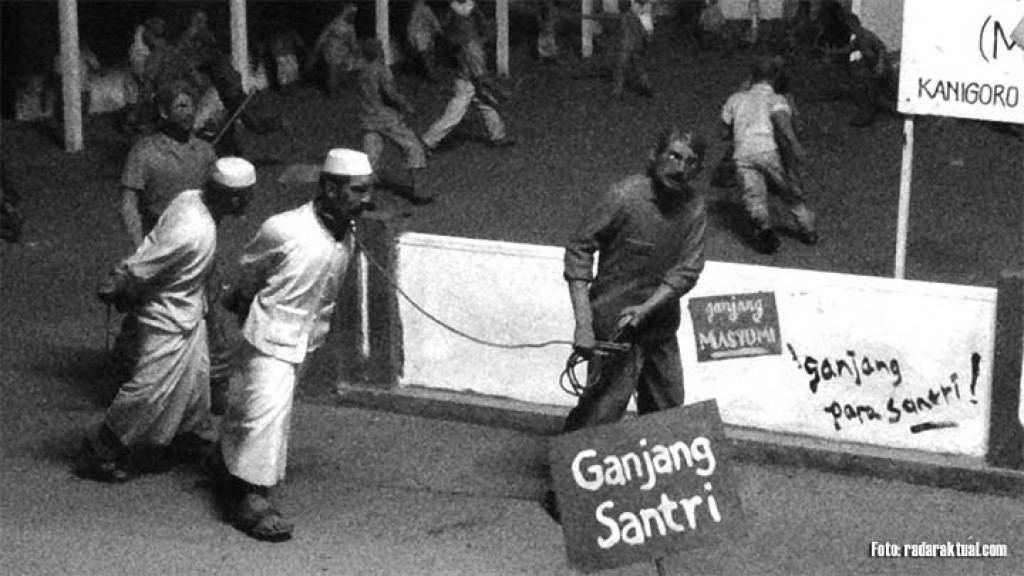 Salah satu peristiwa yang kerap dikategorikan sebagai Teror Merah oleh PKI adalah Tragedi Kanigoro. Reka ulang peristiwa itu masih dapat kita temui di Museum Pengkhianatan PKI di Lubang Buaya, Jakarta Timur.

{sebuah utas singkat}
