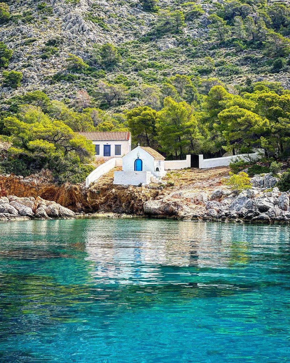 Uninhabited and untouched, #Dokos Island stands as a timeless sanctuary where the sea and sky converge in a symphony of solitude. 🇬🇷 📷 k.chalioris