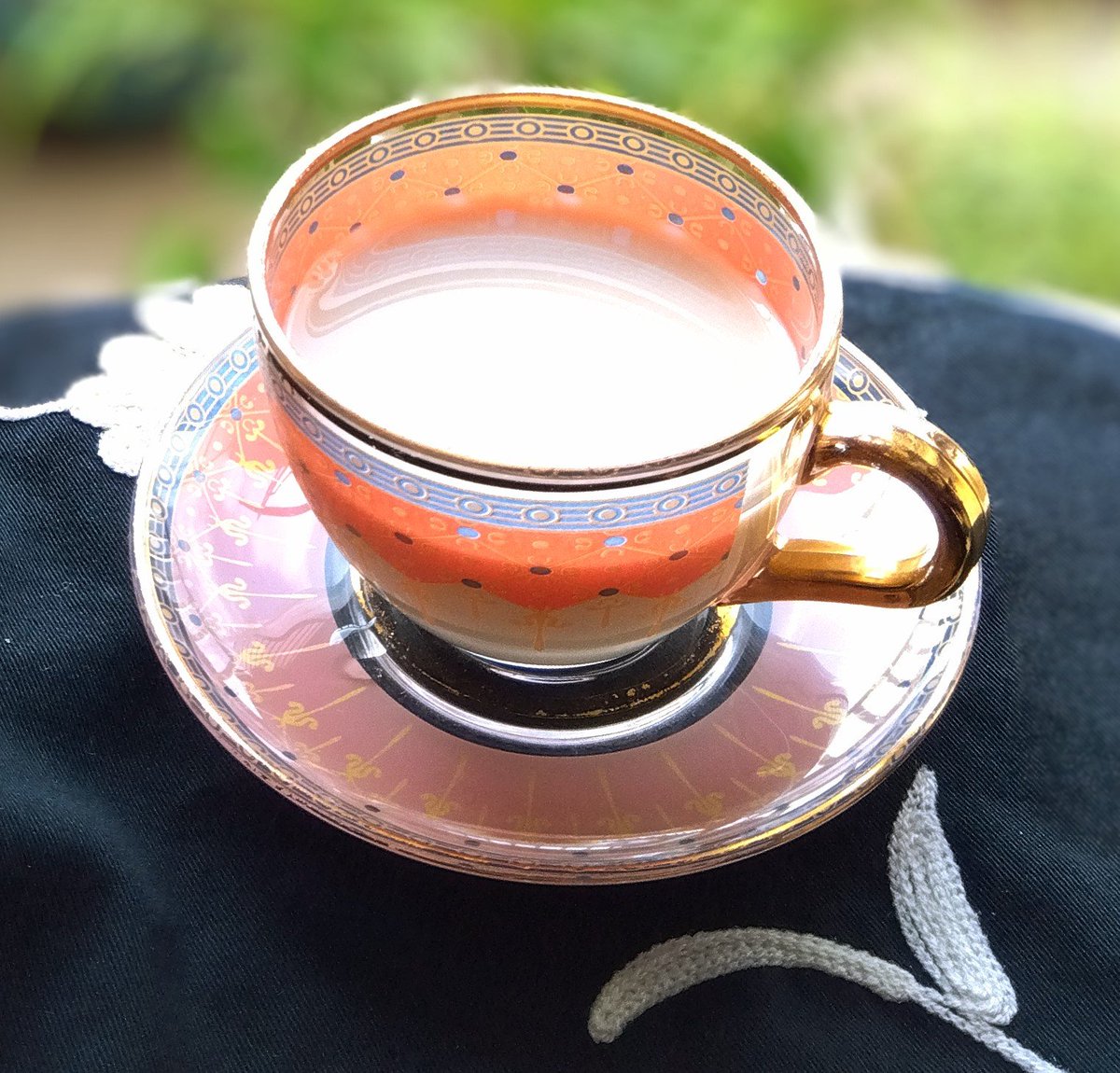 すっきり晴れた朝のお茶はミルクティー

アッサム種の紅玉日月潭紅茶
甘い果実の香りにミントっぽさもあるね

#茶好連 
#木漏れ日のお茶会