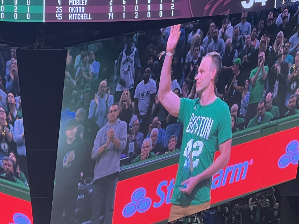 NoaDalzell's tweet image. Tonight’s Hero Among Us is Nik Krueger, a former ski instructor who dug a skier out of a freak snow avalanche