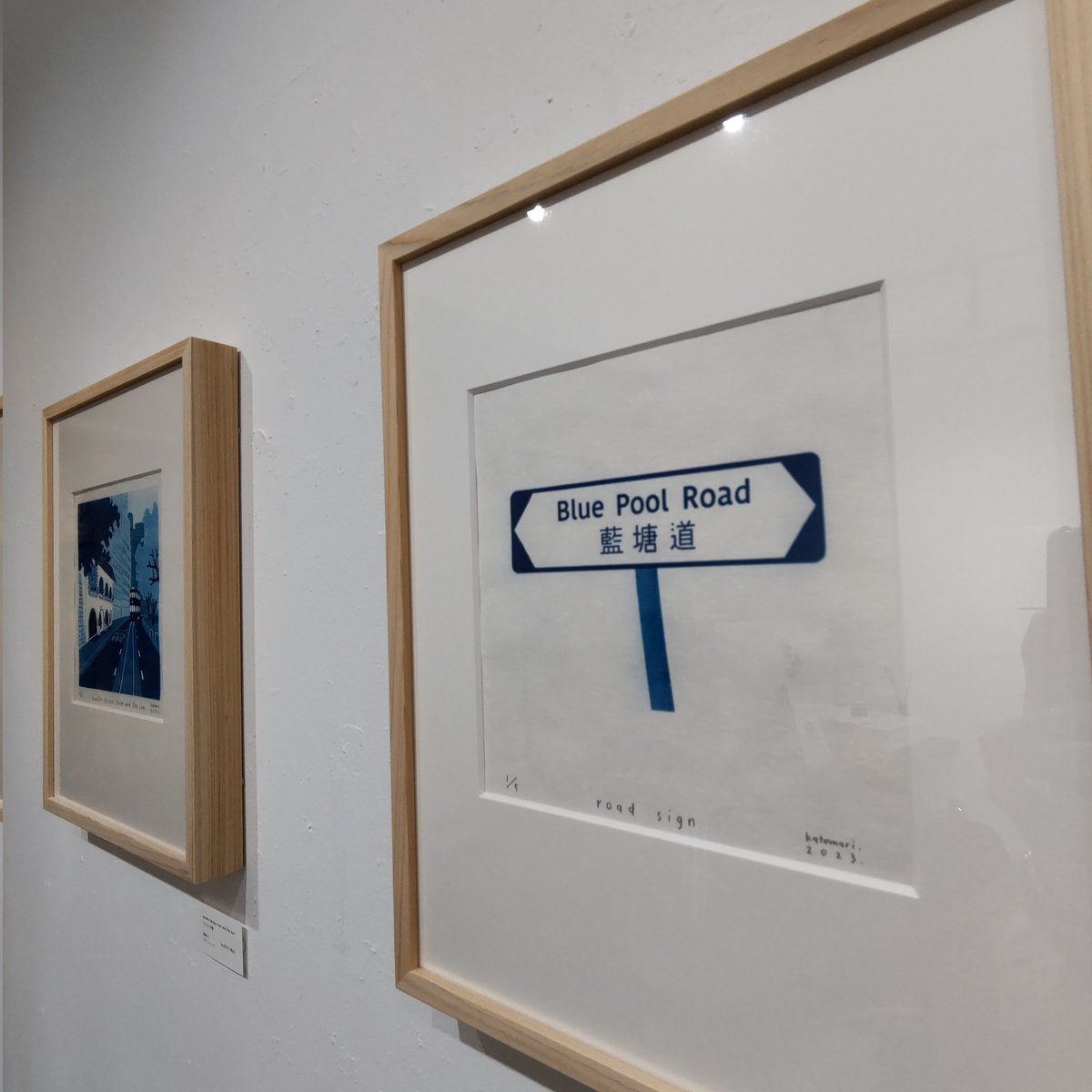 machi2syorin's tweet photo. 定休日の昨日(5/7)は表参道で、かとまりさん個展「Blue Pool Road 香港なのかけらを集めて」を見ました。
青いサイアノタイプで表現された優しいタッチのイラストでした。そうそうこんな光景あったっけ、そんな気もちになります
5月8日もいつものように12:34にオープン
#かとまり #bluepoolroad https://t.co/EIge3hFMQv