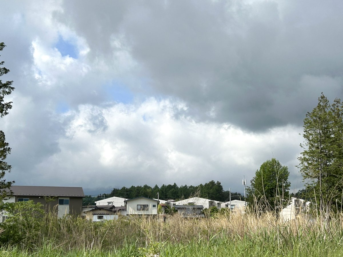 5月8日(水)
今現在 どんより曇り空で
　富士山は見えていません。
毎日の気温差が激しいです、
体調崩さないようお気をつけください。
.
Please take care of yourself with the drastic temperature changes lately. 
#富士吉田 #fujiyoshida