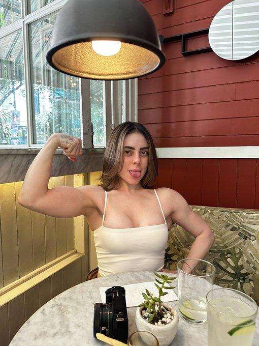 2 pic. I’m just a girl https://t.co/zQ14x20YgS
