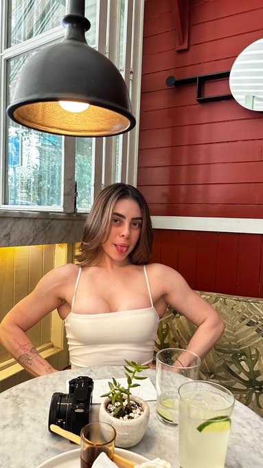 1 pic. I’m just a girl https://t.co/zQ14x20YgS