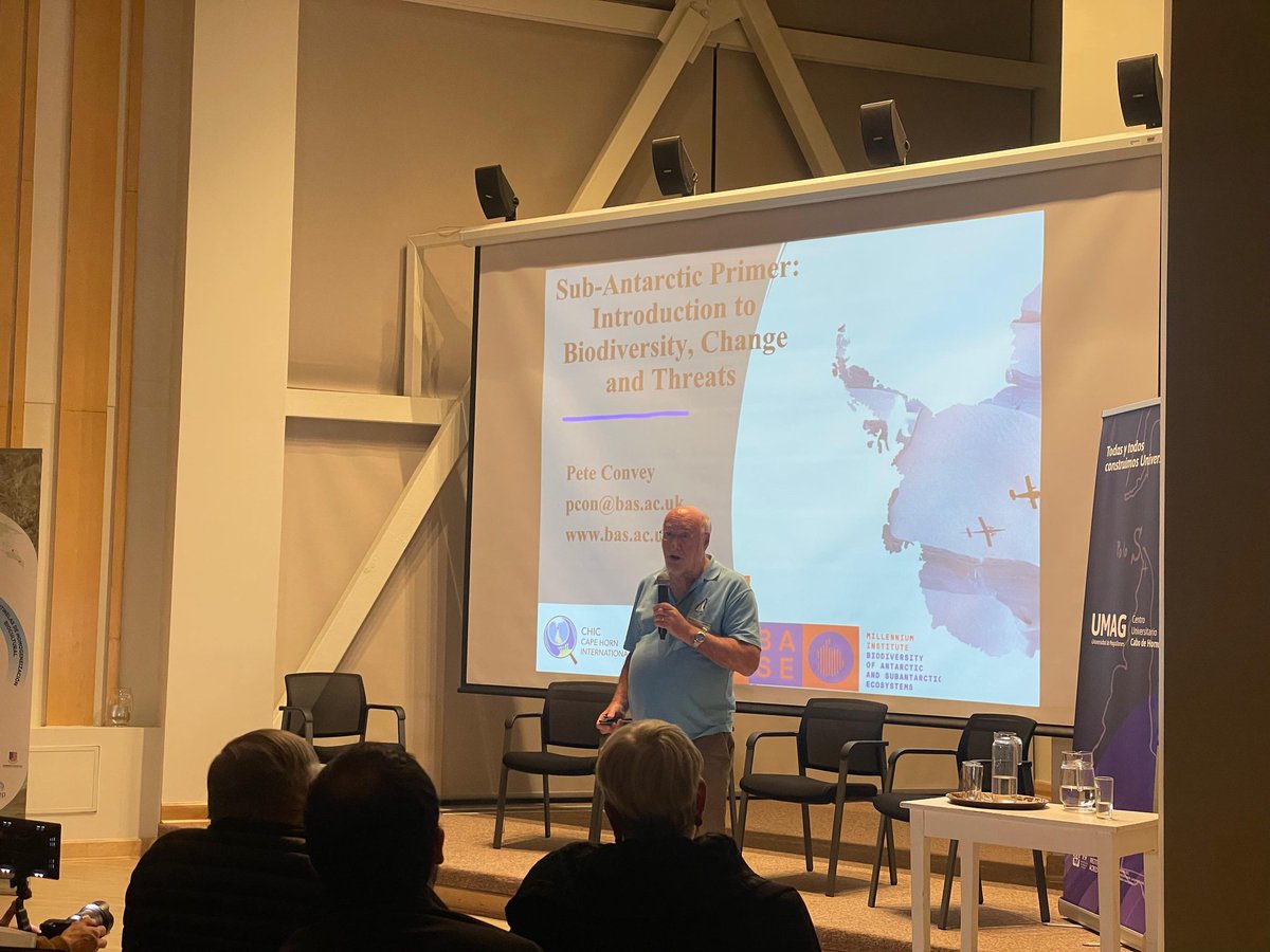 🔎🌿En tanto que el Dr. Peter Convey de @MilenioBASE @centrochic y @BAS_News realizó la conferencia magistral: 'Introducción a la biodiversidad, cambios y amenazas en territorio subantártico', instancia que dio inicio al encuentro en el Centro Subantártico Cabo de Hornos🧵 (3/4)